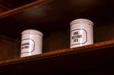 <p>Sloiki na substancje chemiczne, znalezione w aptece po wojnie</p>