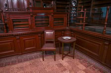 <p>Meble robione były na wymiar - mają ponad 100 lat</p>