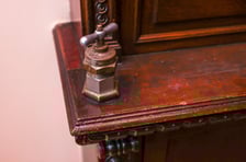 <p>Meble objęte są ochroną konserwatorską</p>