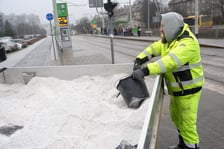 <p>Uwaga, trudne warunki na drogach! Utrudnienia dla pasażer&oacute;w komunikacji, 5 luty 2026 r.</p>