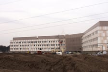 Widok na szpital onkologiczny w budowie, zima 2026