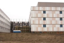 Widok na szpital onkologiczny w budowie, zima 2026