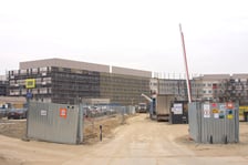 Widok na szpital onkologiczny w budowie, zima 2026