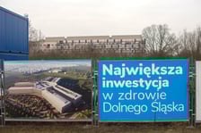 Widok na szpital onkologiczny w budowie, zima 2026