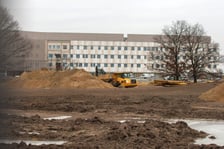 Widok na szpital onkologiczny w budowie, zima 2026