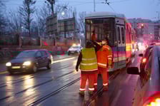 Złamany pantograf przy Pułaskiego - trwa naprawa