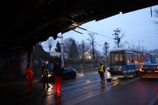 Złamany pantograf przy Pułaskiego - trwa naprawa