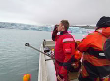 <p>Piotr Niedźwiecki podczas wykonywania obowiązk&oacute;w</p>