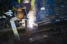 Naprawa uszkodzonej szyny tramwajowej na torowisku na ul. Legnickiej w kierunku centrum.