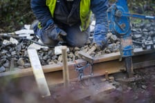 Naprawa uszkodzonej szyny tramwajowej na torowisku na ul. Legnickiej w kierunku centrum.