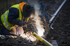 Naprawa uszkodzonej szyny tramwajowej na torowisku na ul. Legnickiej w kierunku centrum.