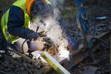 Naprawa uszkodzonej szyny tramwajowej na torowisku na ul. Legnickiej w kierunku centrum.
