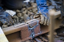 Naprawa uszkodzonej szyny tramwajowej na torowisku na ul. Legnickiej w kierunku centrum.