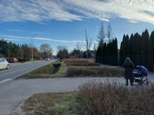 Odcinek brakującego chodnika przy ul. Kurpiów na Ołtaszynie