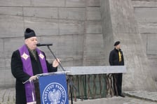 <p><span style="font-size: 11.0pt; line-height: 107%; font-family: 'Calibri',sans-serif; mso-ascii-theme-font: minor-latin; mso-fareast-font-family: Calibri; mso-fareast-theme-font: minor-latin; mso-hansi-theme-font: minor-latin; mso-bidi-font-family: 'Times New Roman'; mso-bidi-theme-font: minor-bidi; mso-ansi-language: PL; mso-fareast-language: EN-US; mso-bidi-language: AR-SA;">Wrocławskie uroczystości upamiętniające wyw&oacute;zkę polskich obywateli z teren&oacute;w zajętych przez ZSRR w 1939 roku przy pomniku &bdquo;Ofiarom Sybiru&rdquo; na placu Strzeleckim. Wrocław, 10.02.2026.&nbsp;</span></p>