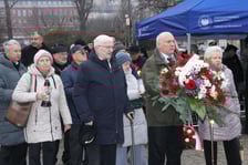 <p><span style="font-size: 11.0pt; line-height: 107%; font-family: 'Calibri',sans-serif; mso-ascii-theme-font: minor-latin; mso-fareast-font-family: Calibri; mso-fareast-theme-font: minor-latin; mso-hansi-theme-font: minor-latin; mso-bidi-font-family: 'Times New Roman'; mso-bidi-theme-font: minor-bidi; mso-ansi-language: PL; mso-fareast-language: EN-US; mso-bidi-language: AR-SA;">Wrocławskie uroczystości upamiętniające wyw&oacute;zkę polskich obywateli z teren&oacute;w zajętych przez ZSRR w 1939 roku przy pomniku &bdquo;Ofiarom Sybiru&rdquo; na placu Strzeleckim. Wrocław, 10.02.2026.&nbsp;</span></p>