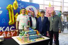 Urodzinowy tort, od lewej: Paweł Rańda - wiceprezes Aquaparku Wrocław, Grzegorz Kaliszczak - prezes Aquaparku Wrocław, Ryszard Kessler - wiceprezydent Wrocławia, Artur Siewierski - wiceprezes Aquaparku Wrocław