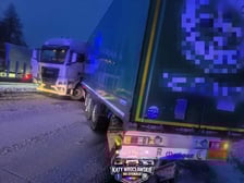 Ciężarówka stoi w poprzek jezdni i blokuję autostradę A4 w rejonie węzła Kąty Wrocławskie