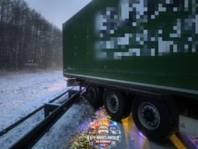 Ciężarówka stoi w poprzek jezdni i blokuję autostradę A4 w rejonie węzła Kąty Wrocławskie