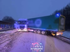 Ciężarówka stoi w poprzek jezdni i blokuję autostradę A4 w rejonie węzła Kąty Wrocławskie