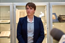 Prezentacja odzyskanego rękopisu dzieł św. Augustyna w Bibliotece Uniwersyteckiej. Dr Dorota Siwecka, dyrektor Biblioteki Uniwersyteckiej