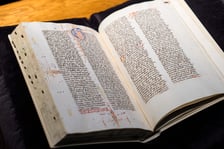 Prezentacja odzyskanego rękopisu dzieł św. Augustyna w Bibliotece Uniwersyteckiej