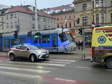 Miejscu wypadku na ul. Kazimierza Wielkiego, gdzie tramwaj potrącił rowerzystę. 17 lutego 2026 r.