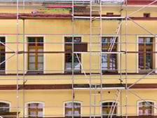 <p>W październiku 2025 na budynek zawaliło się drzewo</p>