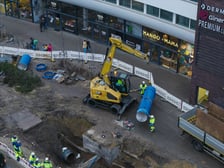 Trwają prace po awarii magistrali na ul. Traugutta - sobota 21 lutego 2026 r. Montaż nowej rury