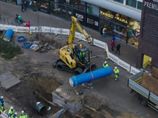 Trwają prace po awarii magistrali na ul. Traugutta - sobota 21 lutego 2026 r. Montaż nowej rury