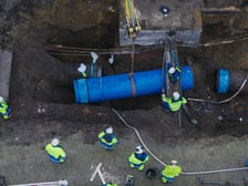 Trwają prace po awarii magistrali na ul. Traugutta - sobota 21 lutego 2026 r. Montaż nowej rury