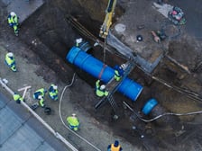 Trwają prace po awarii magistrali na ul. Traugutta - sobota 21 lutego 2026 r. Montaż nowej rury