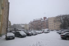 <p>Choć teraz tego nie widać, podw&oacute;rko jest zielone, a zieleń ta zostanie poddana rewitalizacji</p>