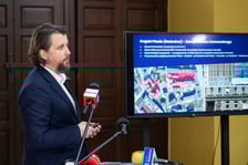 Andrzej Margielewski, dyrektor Zarządu Zasobu Komunalnego podczas konferencji prasowej ws. planów remontowych na 2026 r.