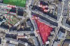Rejon Grunwaldzka / Ładna / Benedyktyńska - widok z lotu ptaka na budynki i podwórze objęte projektem - oznaczone na czerwono i czerwonymi obwódkami.