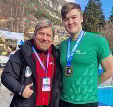 Wojciech Kosiedowski, sędzia starter 2. Mistrzostw Europy w Zimowym Pływaniu w czerwonym polarze i ciemnej zimowej kurtce  i Mateusza Pawlica w zielonej koszulce z krótkim rękawem z medalem na szyi