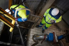 <p>Zapchane przepompownie to realny problem - niestety w toaletach wciąz lądują śmieci</p>