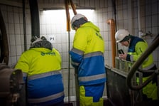 <p>Pieluchy, ubrania, zabawki - oto co pracownicy MPWiK wyławiają w zatkanych przepompowniach</p>