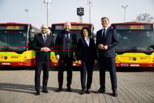 Prezes MPK Witold Woźny, prezydent Wrocławia Jacek Sutryk, prezes Daimler Buses Polska Mirosława Rudzka i wiceprezes MPK Wrocław Przemysław Nowicki przed nowymi autobusami Mercedes Conecto, które niebawem wyjadą na wrocławskie ulice