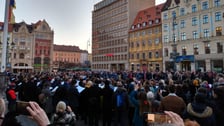chóry akademickie Wrocławia śpiewają hymny Ukrainy i Polski