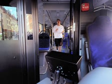 Impreza MPK na Rynku - prezentacja nowego Mercedesa Conecto i bieganie Przemka, który w pojeździe pokonuje dystans półmaratonu