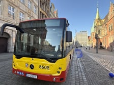 Impreza MPK na Rynku - prezentacja nowego Mercedesa Conecto i bieganie Przemka, który w pojeździe pokonuje dystans półmaratonu