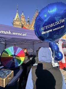 Impreza MPK na Rynku - prezentacja nowego Mercedesa Conecto i bieganie Przemka, który w pojeździe pokonuje dystans półmaratonu