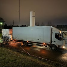 <p>Tansport agregatu do szpitala</p>