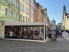 <p>Ogr&oacute;dki w Rynku bez "szklarni". Konserwator wprowadza jasne zasady</p>