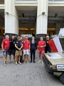 <p>Uczestnicy wyprawy pod polską ambasadą w Bangkoku</p>