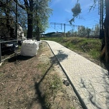 Budowa parkingu P&R na Leśnicy. Prace brukarskie, końcówka kwietnia 2026