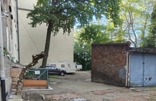 <p>Podw&oacute;rko przed zmianą. Po lewej stonie widać zbudowany przez mieszkańc&oacute;w&nbsp; wybieg dla kot&oacute;w.&nbsp;</p>