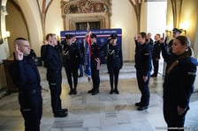 Ślubowanie nowoprzyjętych policjantów garnizonu dolnośląskiego w Sali Rycerskiej wrocławskiego Ratusza.