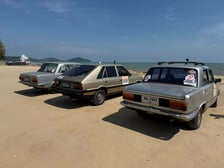 <p>Samochody biorace udział w wyprawie "Z Ziemi Tajskiej do Polski"</p>